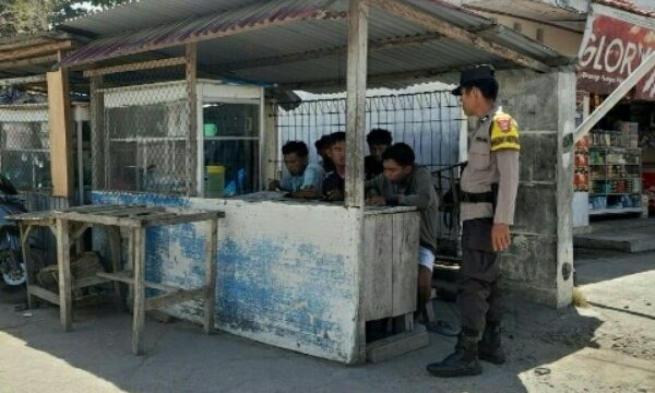 Upaya mempererat hubungan dengan masyarakat terus dilakukan jajaran Polsek Kema melalui kegiatan sambang desa binaan.