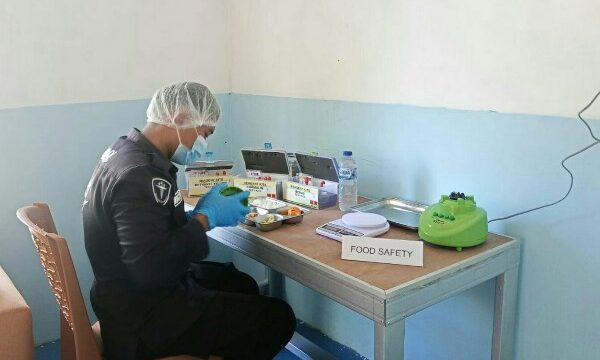 Polres Kepulauan Sitaro melalui Seksi Kedokteran dan Kesehatan (Sidokkes) melaksanakan pemeriksaan keamanan pangan terhadap program makanan bergizi di SPPG Bahu, Rabu (20/5/2026).