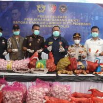 Aparat penegak hukum bersama sejumlah instansi terkait melakukan pemusnahan barang bukti dugaan penyelundupan bawang impor ilegal dari berbagai negara yang diduga masuk ke wilayah Indonesia melalui jalur tikus di perbatasan Malaysia.