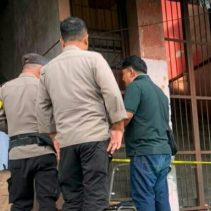 Aparat Polsek Wanea bergerak cepat menangani kasus penganiayaan menggunakan senjata tajam yang menewaskan seorang pria di Terminal Karombasan, Kecamatan Wanea, Kota Manado, Minggu (24/5/2026).