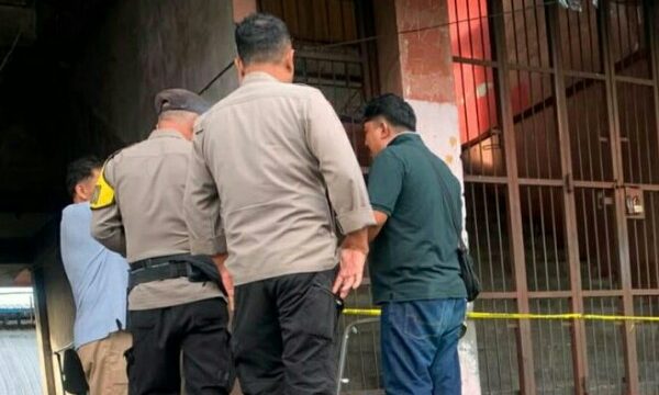 Aparat Polsek Wanea bergerak cepat menangani kasus penganiayaan menggunakan senjata tajam yang menewaskan seorang pria di Terminal Karombasan, Kecamatan Wanea, Kota Manado, Minggu (24/5/2026).