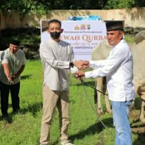 Suasana khidmat dan penuh kebersamaan mewarnai pelaksanaan Sholat Idul Adha 1447 Hijriah di halaman Mapolres Minahasa Utara, Rabu (27/05/2026).