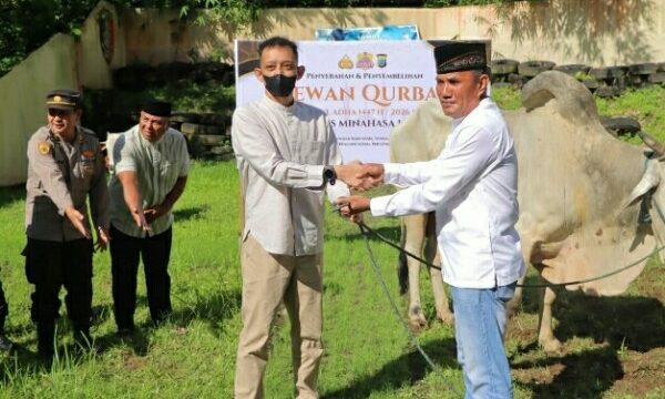 Suasana khidmat dan penuh kebersamaan mewarnai pelaksanaan Sholat Idul Adha 1447 Hijriah di halaman Mapolres Minahasa Utara, Rabu (27/05/2026).