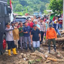 Penanganan darurat di lokasi bencana banjir bandang di Kabupaten Bolaang Mongondow, dipantau langsung oleh Wakapolda Sulawesi Utara Brigjen Pol Awi Setiyono bersama Danrem 131 Santiago Brigjen TNI Martin Susilo M. Turnip, Kamis (28/5/2026).
