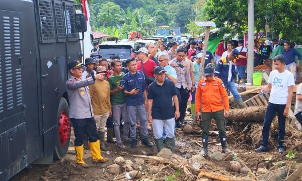 Penanganan darurat di lokasi bencana banjir bandang di Kabupaten Bolaang Mongondow, dipantau langsung oleh Wakapolda Sulawesi Utara Brigjen Pol Awi Setiyono bersama Danrem 131 Santiago Brigjen TNI Martin Susilo M. Turnip, Kamis (28/5/2026).