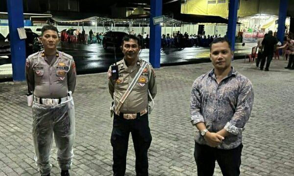 Polsek Malalayang turut hadir memastikan seluruh rangkaian kegiatan berjalan aman dan tertib.