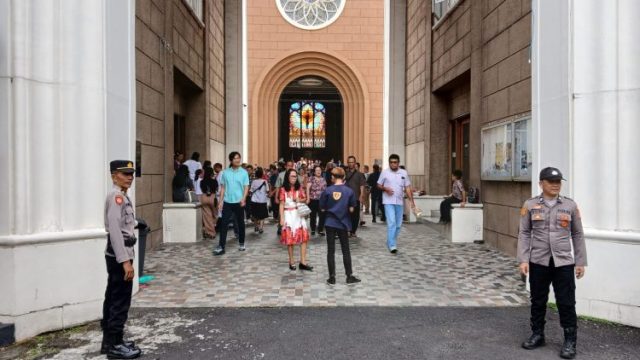 Untuk memastikan keamanan saat ibadah, jajaran Polresta Manado menggelar kegiatan Polisi Pantau Gereja dan Salat Jumat (Pajasomat), Minggu (19/4/2026).