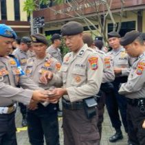 Upaya penegakan disiplin internal kembali dilakukan Polresta Manado melalui kegiatan Penegakan Ketertiban dan Disiplin (Gaktibplin) yang dirangkaikan dengan pengawasan apel pagi, Senin (20/4/2026).