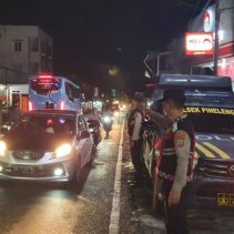 Polsek Pineleng melaksanakan kegiatan “Silau Mata” (Siaga Lampu Biru di Keramaian Kota) pada Selasa (28/4/2026) malam.