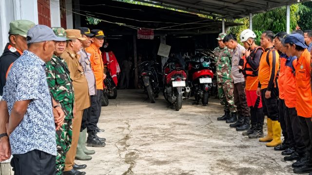 Tim SAR gabungan kembali melanjutkan pencarian terhadap korban hilang, Pr. Queentania Makal, di kawasan Wisata Alam Air Terjun “PARIS”, Desa Kayuuwi, Kecamatan Kawangkoan Barat, Senin (25/5/2026).