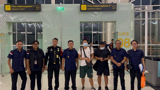 Imigrasi Kelas II TPI Tahuna mendeportasi dua warga negara (WN) China berinisial LK dan TY setelah terindikasi melanggar aturan keimigrasian di Indonesia.
