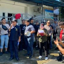 Komitmen Polresta Manado dalam menghadirkan pengamanan yang profesional kembali ditunjukkan saat mengawal pelaksanaan eksekusi oleh Pengadilan Negeri Manado di Perum Restika Permai Blok E3 Nomor 6, Kelurahan Kairagi Dua, Kecamatan Mapanget, Jumat (29/5/2026).