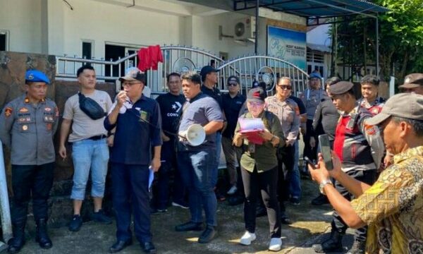 Komitmen Polresta Manado dalam menghadirkan pengamanan yang profesional kembali ditunjukkan saat mengawal pelaksanaan eksekusi oleh Pengadilan Negeri Manado di Perum Restika Permai Blok E3 Nomor 6, Kelurahan Kairagi Dua, Kecamatan Mapanget, Jumat (29/5/2026).