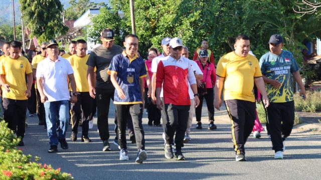 Hari Bhayangkara ke-80 Tahun 2026, Polres Bolaang Mongondow Utara (Bolmut) menggelar olahraga bersama yang melibatkan unsur Forum Koordinasi Pimpinan Daerah (Forkopimda), instansi vertikal, serta berbagai elemen masyarakat di Lapangan Apel Sanika Satyawada Polres Bolmong Utara, Jumat (19/6/2026).
