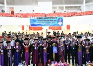 Universitas Sam Ratulangi (Unsrat) resmi menganugerahkan gelar Doktor Honoris Causa (Dr. H.C.) di bidang Ilmu Kemaritiman kepada Wakil Gubernur Lembaga Ketahanan Nasional Republik Indonesia (Lemhannas RI), Laksamana Madya TNI Erwin S. Aldedharma, dalam Sidang Senat Terbuka yang digelar di Auditorium Prof. Dr. Soemitro Djojohadikusumo Unsrat, Jumat (19/6/2026).