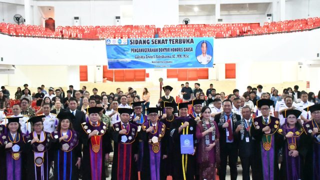 Universitas Sam Ratulangi (Unsrat) resmi menganugerahkan gelar Doktor Honoris Causa (Dr. H.C.) di bidang Ilmu Kemaritiman kepada Wakil Gubernur Lembaga Ketahanan Nasional Republik Indonesia (Lemhannas RI), Laksamana Madya TNI Erwin S. Aldedharma, dalam Sidang Senat Terbuka yang digelar di Auditorium Prof. Dr. Soemitro Djojohadikusumo Unsrat, Jumat (19/6/2026).