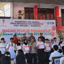 SMP Negeri 1 Manado menamatkan 679 siswa Kelas IX Tahun Ajaran 2025-2026. Acara penamatan digelar sederhana melalui ibadah syukur bersama di halaman sekolah, Kamis (4/6/2026).