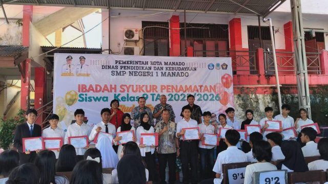 SMP Negeri 1 Manado menamatkan 679 siswa Kelas IX Tahun Ajaran 2025-2026. Acara penamatan digelar sederhana melalui ibadah syukur bersama di halaman sekolah, Kamis (4/6/2026).