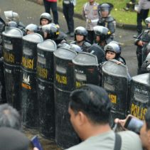 Polda Sulut menyayangkan terjadinya tindakan anarkis yang mewarnai aksi unjuk rasa mahasiswa di depan Kantor DPRD Provinsi Sulawesi Utara, Rabu (17/6/2026).