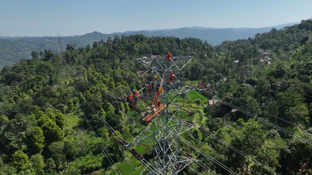 Ilustrasi Petugas PLN yang sedang melakukan pemeliharaan jaringan listrik SUTT 150 kV Pratu–Bayah, Banten guna menjaga keandalan pasokan listrik kepada masyarakat.