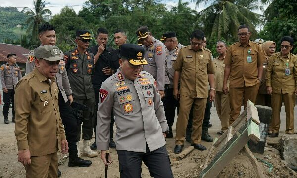 Kapolda Sulawesi Utara Irjen Pol Roycke Harry Langie bersama Ketua Bhayangkari Daerah Sulut Ny. Joan Roycke Langie meninjau langsung lokasi terdampak banjir bandang di Desa Solimandungan II, Kecamatan Bolaang, Kabupaten Bolaang Mongondow, Senin (8/6/2026).