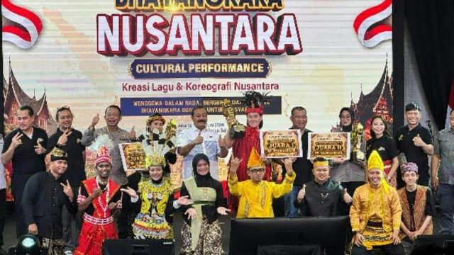 Polda Sulut mengharumkan nama daerah setelah berhasil meraih Juara I pada Lomba Kreasi Lagu dan Koreografi Nusantara Bhayangkara dalam rangka Hari Bhayangkara ke-80 Tahun 2026.