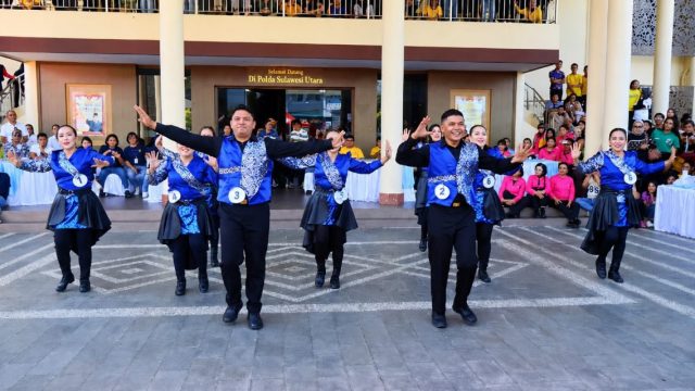 Polda Sulut menggelar olahraga bersama dan lomba line dance antar Satuan Kerja (Satker) serta Satuan Wilayah (Satwil) dalam rangka memeriahkan Hari Bhayangkara ke-80.