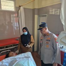 Kesigapan warga menyelamatkan seorang perempuan yang diduga hendak mengakhiri hidupnya di Jembatan Bintauna Pantai, Kecamatan Bintauna, Kabupaten Bolaang Mongondow Utara, Selasa (28/7/2026).