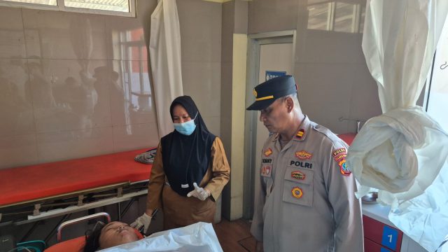 Kesigapan warga menyelamatkan seorang perempuan yang diduga hendak mengakhiri hidupnya di Jembatan Bintauna Pantai, Kecamatan Bintauna, Kabupaten Bolaang Mongondow Utara, Selasa (28/7/2026).