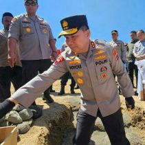 Kapolda Sulawesi Utara Irjen Pol. Roycke Harry Langie di Desa Teep Trans, Kecamatan Amurang Barat, Selasa (2/6/2026).