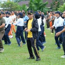 Sinergitas antara TNI dan Polri di Sulawesi Utara kembali diperkuat melalui kegiatan olahraga bersama yang digelar di halaman Makodam XIII/Merdeka, Jumat (10/7/2026).