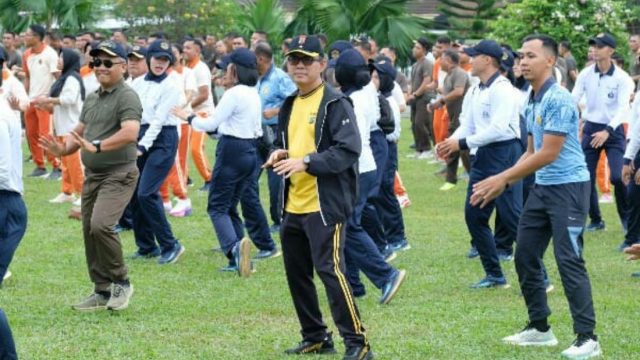 Sinergitas antara TNI dan Polri di Sulawesi Utara kembali diperkuat melalui kegiatan olahraga bersama yang digelar di halaman Makodam XIII/Merdeka, Jumat (10/7/2026).