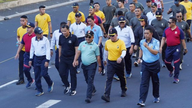 Kapolda Sulawesi Utara Irjen Pol. Roycke Harry Langie, Pangdam XIII/Merdeka Mayjen TNI Mirza Agus, jajaran Forkopimda Sulut, para pejabat utama Polda Sulut, pejabat TNI, serta ratusan personel TNI, Polri, dan aparatur sipil negara (ASN).