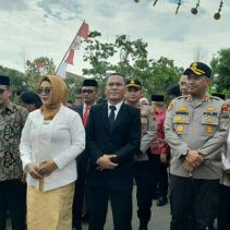 Kapolres Bolaang Mongondow Utara AKBP Andhika Fitransyah turut hadir dalam prosesi adat yang menjadi simbol sinergi antara pemerintah, masyarakat, dan lembaga adat dalam menjaga kearifan lokal.