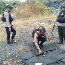 Tim Komposit Detasemen Gegana Satuan Brimob Polda Sulawesi Utara berhasil menangani dan memusnahkan sebuah mortir yang ditemukan warga di lahan milik masyarakat di Jalan Sea, Kecamatan Malalayang, Kota Manado. Proses penanganan hingga disposal (pemusnahan) berlangsung aman, lancar, dan sesuai prosedur, pada Kamis hingga Jumat, 23–24 Juli 2026.