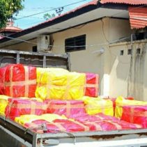 Komitmen aparat dalam menjaga wilayah perbatasan dari masuknya barang ilegal kembali membuahkan hasil. Tim gabungan TNI–Polri berhasil menggagalkan dugaan penyelundupan ribuan kosmetik ilegal jenis Cream Brilliant yang diduga berasal dari Filipina di perairan Kampung Tariang Baru, Kecamatan Tabukan Tengah, Kabupaten Kepulauan Sangihe, Senin (27/7/2026) malam.