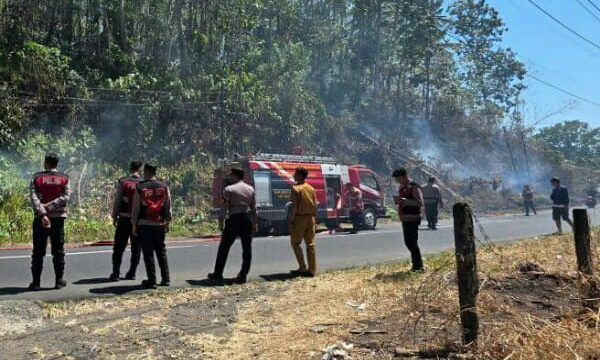 Respons cepat petugas pemadam kebakaran dan personel Polresta Manado berhasil mencegah potensi bencana yang lebih besar saat kebakaran melanda lahan kosong di Kelurahan Malalayang Dua, Lingkungan VII, Kecamatan Malalayang, Kota Manado, Selasa (28/7/2026).