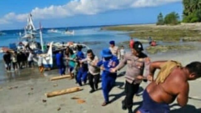 Tiga nelayan asal Desa Bowombaru, Kecamatan Melonguane Timur, Kabupaten Kepulauan Talaud, berhasil diselamatkan setelah perahu yang mereka gunakan mengalami kebocoran dan hanyut diterjang cuaca ekstrem di perairan Melonguane, Rabu (29/7/2026).