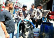 Polres Tomohon menyalurkan bantuan air bersih kepada masyarakat Kelurahan Tinoor Satu yang terdampak kekeringan.