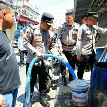Polres Tomohon menyalurkan bantuan air bersih kepada masyarakat Kelurahan Tinoor Satu yang terdampak kekeringan.