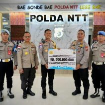 Polda Sulawesi Utara (Sulut) bersama jajaran menyerahkan bantuan kemanusiaan senilai total Rp300 juta.