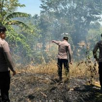 Jajaran Polsek Airmadidi bergerak cepat menangani kebakaran lahan kosong yang terjadi di Desa Maumbi Jaga IX, Kecamatan Kalawat, Kabupaten Minahasa Utara, Rabu (26/8/2026).