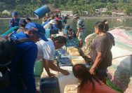 Personel Direktorat Kepolisian Perairan dan Udara (Ditpolairud) Polda Sulawesi Utara menyalurkan bantuan air bersih kepada masyarakat di Kampung Bunaken dan Kampung Bualo Manado Tua, Jumat (28/8/2026).