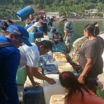 Personel Direktorat Kepolisian Perairan dan Udara (Ditpolairud) Polda Sulawesi Utara menyalurkan bantuan air bersih kepada masyarakat di Kampung Bunaken dan Kampung Bualo Manado Tua, Jumat (28/8/2026).