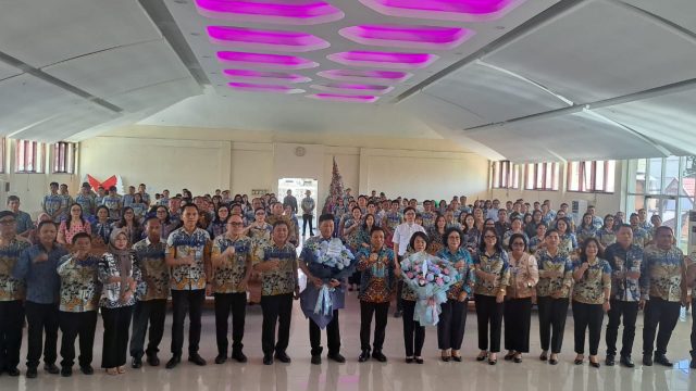 Dinas Pendidikan Daerah (Dikda) Provinsi Sulawesi Utara resmi memiliki nahkoda baru. Drs. Jahja Paulus Rondonuwu, M.Si. menerima estafet kepemimpinan sebagai Kepala Dinas Pendidikan Sulawesi Utara dari Dr. Femmy J. Suluh, M.Si. dalam acara serah terima jabatan (Sertijab) yang digelar di Ruang SDM Dikda Sulut, Kamis (6/8/2026).
