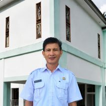 Kepala SLB Negeri Lolak, Michael Rondonuwu