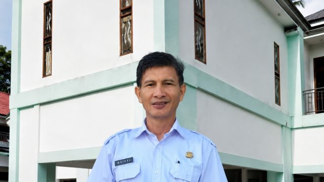 Kepala SLB Negeri Lolak, Michael Rondonuwu