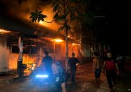 Personel Polres Kepulauan Talaud menunjukkan respons cepat dalam menangani laporan kebakaran yang terjadi di kawasan SMK Negeri 1 Talaud, Selasa dini hari.
