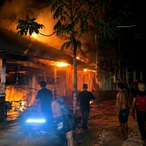 Personel Polres Kepulauan Talaud menunjukkan respons cepat dalam menangani laporan kebakaran yang terjadi di kawasan SMK Negeri 1 Talaud, Selasa dini hari.