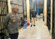 Wakapolres Minahasa Tenggara, Kompol Djonny Rumate didampingi Perwira Pengawas (Pawas), melakukan inspeksi langsung ke ruang tahanan Polres Minahasa Tenggara sebagai upaya memastikan sistem pengamanan dan pelayanan terhadap tahanan berjalan sesuai prosedur.